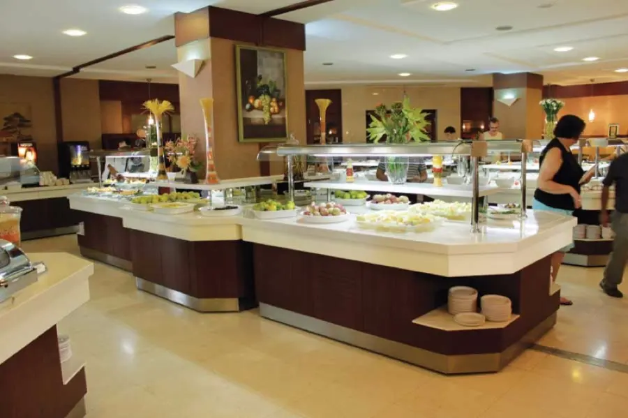 Fame Residence Kemer otel mutfağında açık büfe adaları