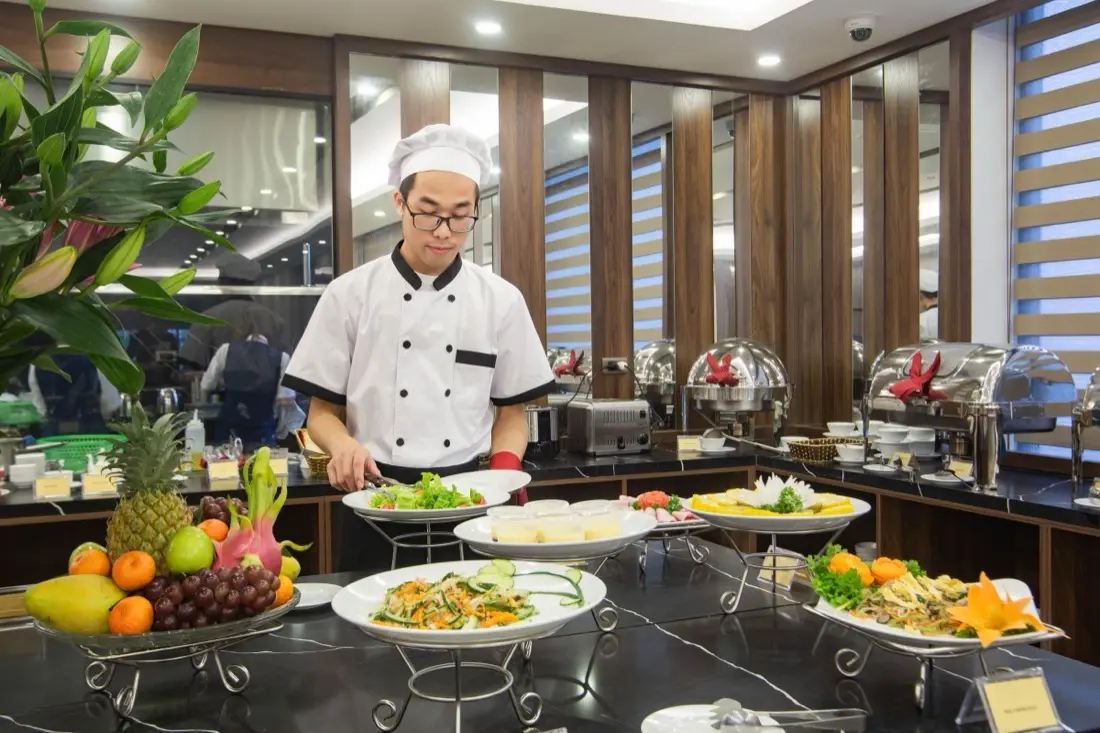 Otel açık büfesi ve servis hattı